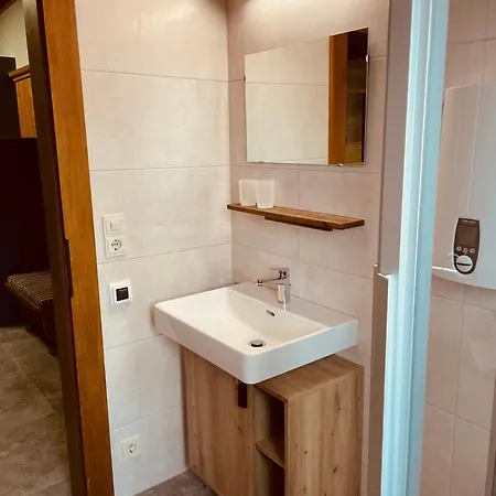 Hoelzlbauer 2 Apartment